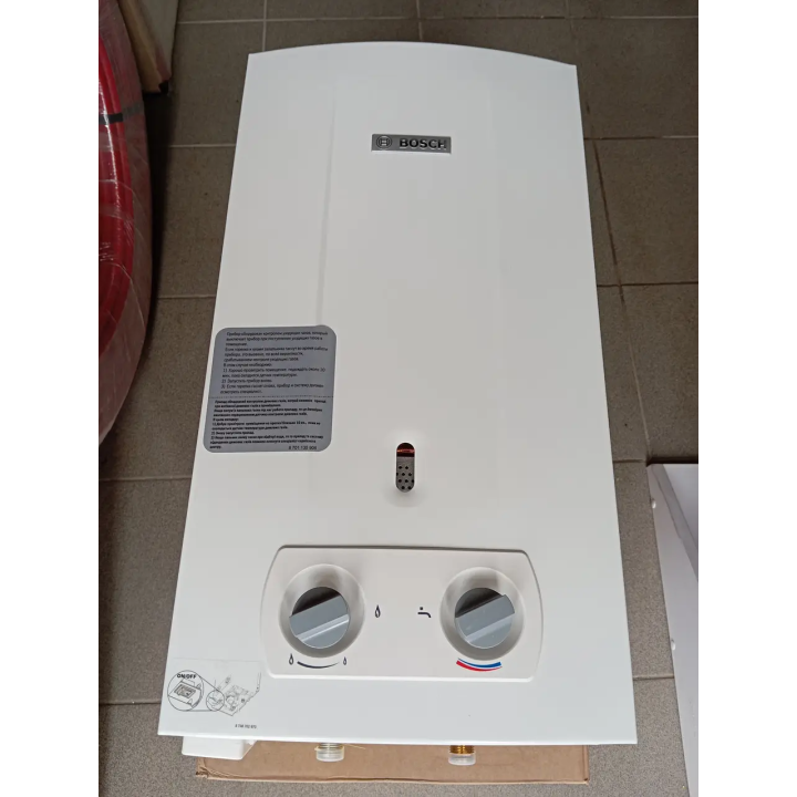 Газова колонка BOSCH Therm 2000 O W 10 KB димохідна автомат на білому тлі для Santeh-Kompaniya