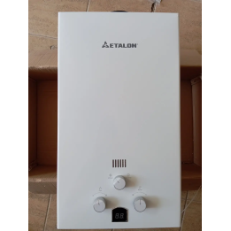 Димохідна газова колонка ETALON ECO E20 білого кольору з рідкокристалічним дисплеєм та механічним регулюванням.